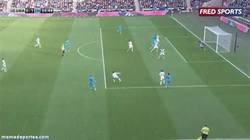 Enlace a GIF: Y como no, Adebayor, marca y el Tottenham gana
