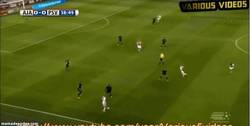 Enlace a GIF: Gran caño de Nicolai Boilesen contra el PSV