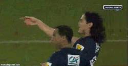 Enlace a GIF: La peculiar forma de celebrar su gol Edinson CAVANI contra el Montpellier