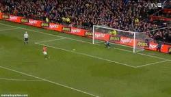 Enlace a GIF: El penalty parado por MANNONE (Sunderland) que elimina al Manchester United