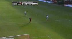 Enlace a GIF: Golazo de Moses tras asistencia de Suárez en la FA Cup