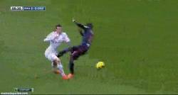 Enlace a GIF: A por Bale, para que no pueda jugar el Mundial... ¡oh wait!