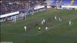 Enlace a GIF: Golazo de falta de Balotelli que ponía el 1-1 y empezaba la remontada