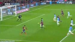 Enlace a GIF: Jugadón de Messi y Alexis sólo la tiene que empujar para marcar el 3-0