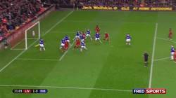 Enlace a GIF: El Capitán Gerrard adelanta al Liverpool en el Derby de Liverpool