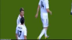 Enlace a GIF: Ramos hace de capitán en el calentón entre Xabi Alonso y Arbeloa