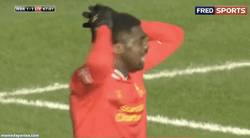Enlace a GIF: La reacción de Touré tras su fail que provocó un gol en contra