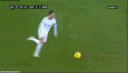 Enlace a GIF: Doble entrada a Cristiano Ronaldo, la que le están diendo