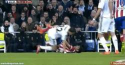 Enlace a GIF: ¡Más polémica en el derby! Falta de Dí María y Costa le da desde el suelo