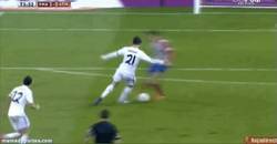 Enlace a GIF: Gol de Di María al Atleti en el Derbi. Porque la cosa hoy va de rebotes