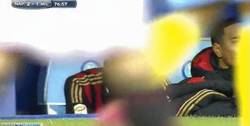 Enlace a GIF: Balotelli llorando en el banquillo tras ser sustituido y haber hecho un mal partido