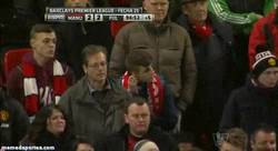 Enlace a GIF: Y así reaccionan los aficionados y Ferguson tras el gol de Darren Bent