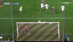 Enlace a GIF: La mala suerte del Barça se retrata en este gol de rebote de Moreno