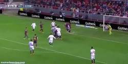 Enlace a GIF: Antes fallaba los goles más fáciles, ahora los marca hasta con la espalda. Alexis Sánchez