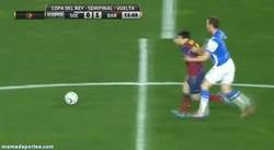 Enlace a GIF: Y la forma de parar a Messi sin que te saquen amarilla sigue siendo un misterio