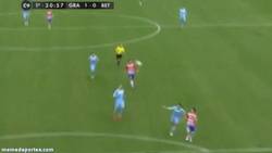 Enlace a GIF: El gol de Piti tras pase de 60 metros que hunde un poco más al Betis