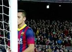 Enlace a GIF: Alexis celebra con el poste que es el máximo goleador de 2014