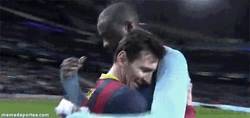 Enlace a GIF: El abrazo sincero entre Messi y Toure