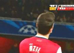 Enlace a GIF: Reacción de Özil tras fallar el penalti, concentración tío, concentración