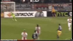 Enlace a GIF: Golazo de Jonatan Soriano desde medio campo al Ajax