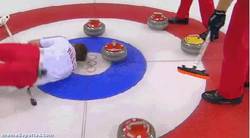 Enlace a GIF: El primer y único lesionado de la historia del curling