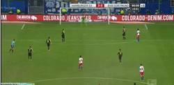 Enlace a GIF: Otro ángulo del GOLAZO de Hakan Çalhanoğlu al Borussia