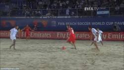 Enlace a GIF: Golazo en el fútbol playa