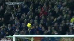 Enlace a GIF: Golazo de Matías Fernandez ante el Parma