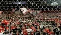Enlace a GIF: Aficionados del Olympiacos tras el segundo gol, ¡están alucinando!