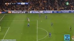 Enlace a GIF: Terry tira otro balón al campo y anulan el gol al Galatasaray. Bien jugado, Terry