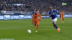 Enlace a GIF: Penalty no pitado por lástima en contra del Schalke 04