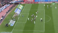 Enlace a GIF: Polémico gol de Benzemá al Atleti. ¿Fuera de juego?