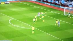 Enlace a GIF: Golazo de volea de Benteke con el Aston Villa