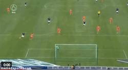 Enlace a GIF: El enrachado Benzema contra Holanda