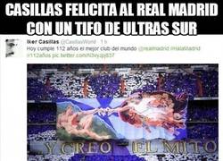 Enlace a Casillas felicita al Real Madrid con un tifo de Ultras Sur