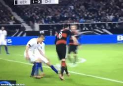 Enlace a GIF: El gran pase de Özil a Götze
