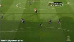 Enlace a GIF: Özil vuelve a marcar y lo hace contra el Everton