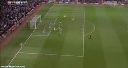 Enlace a GIF: A pesar de que ha sido un robo al Chelsea, el gol del Aston Villa ha sido al estilo Ibrahimovic