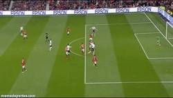 Enlace a GIF: Entre tanto penalty, Suárez no falla su cita con el gol y mete el tercero para el Liverpool
