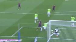 Enlace a GIF: Éste es el gol con el que Messi iguala a Paulino Alcántara como máximo goleador del Barça
