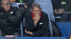 Enlace a GIF: Mancini está dudando qué bebida escoger en el avión de vuelta a casa