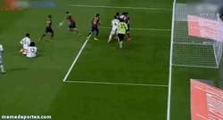 Enlace a GIF: La tangana tras el gol de Messi