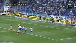 Enlace a GIF: Gol de penalty de Messi. Los últimos 3 goles de Pessi son de penalty