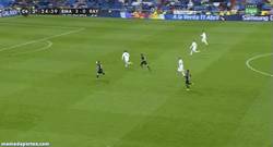 Enlace a GIF: Bale se lo monta solo en el gol que hacía su doblete