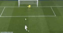 Enlace a GIF: El empate de Hazard tras el penalti a Óscar