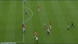 Enlace a GIF: Golazo del Manchester United, ¡gran clase de Juan Mata!