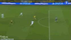 Enlace a GIF: Iker sale a coger fresas y Reus marca el primero del Borussia