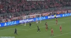 Enlace a GIF: El golazo de Evra al Bayern que daba ilusión al United por unos minutos