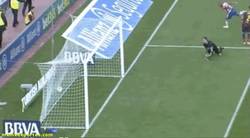 Enlace a GIF: Sorpresa en Granada, gol de Brahimi al Barça