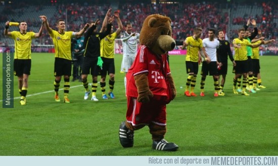 298051 - Nunca una mascota te había dado tanta pena. Así quedó la mascota del Bayern Münich tras la derrota
